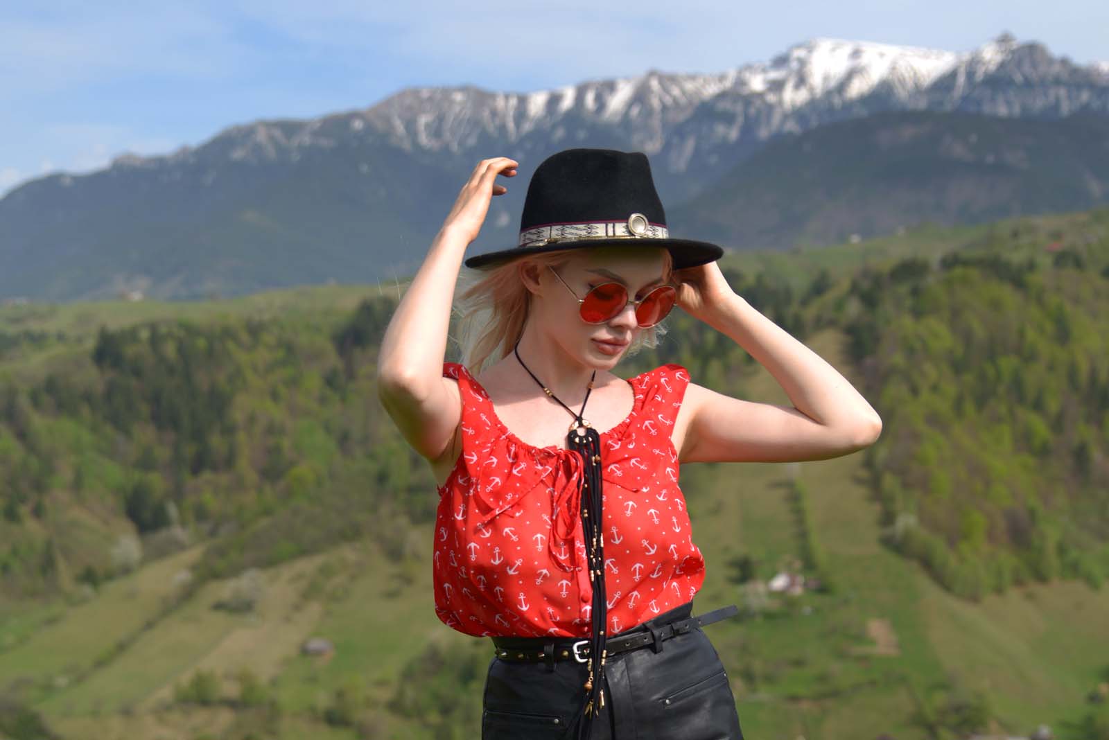 32_red_black_outfit_glasses_mountain_country
