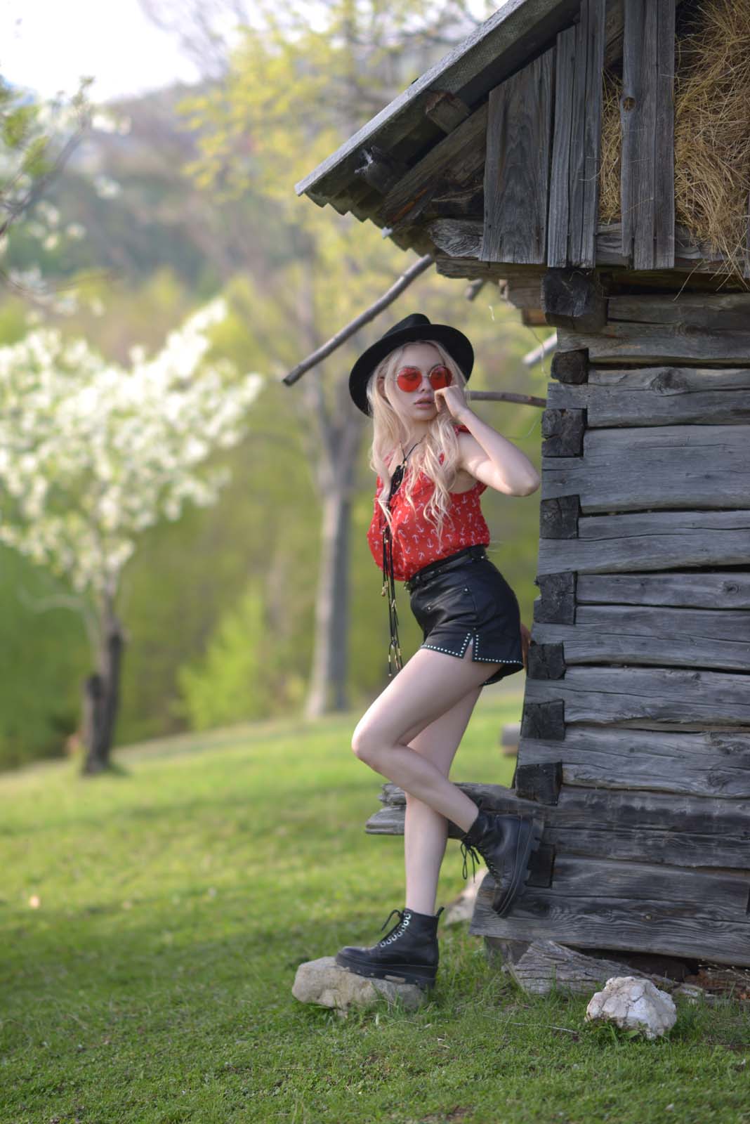 36_red_black_outfit_glasses_mountain_country