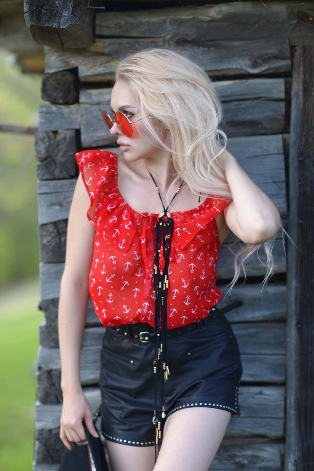 40_red_black_outfit_glasses_mountain_country