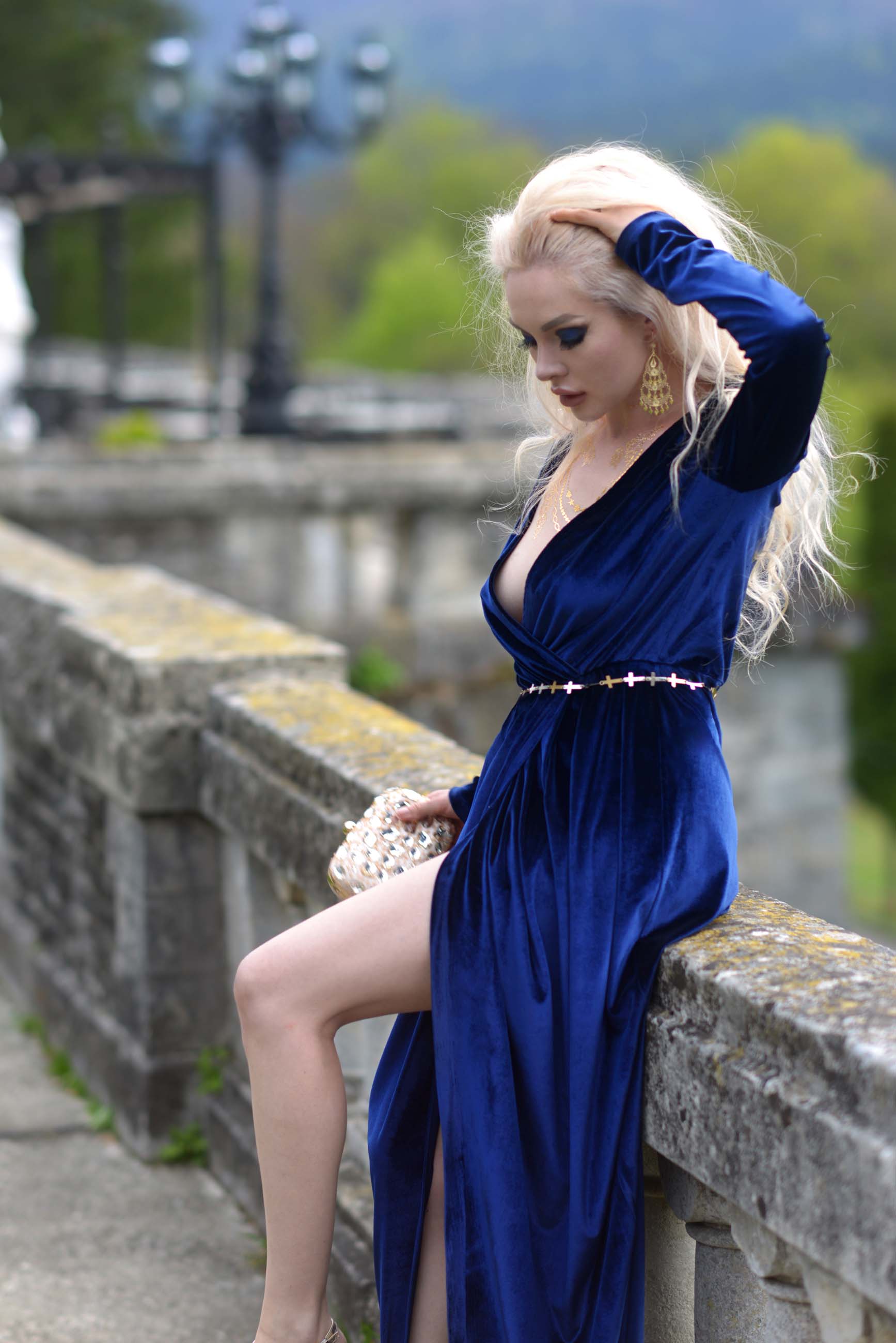 09_cantacuzino_palace_blue_royal_velvet_dress